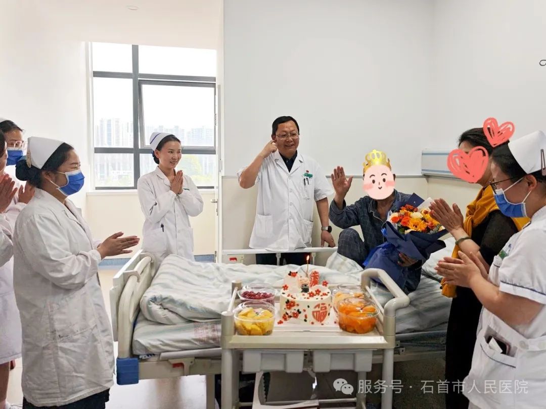 用爱与希望点亮生命之光——肿瘤科医护人员为住院患者举办暖心生日会 用爱与希望点亮生命之光——肿瘤科医护人员为住院患者举办暖心生日会