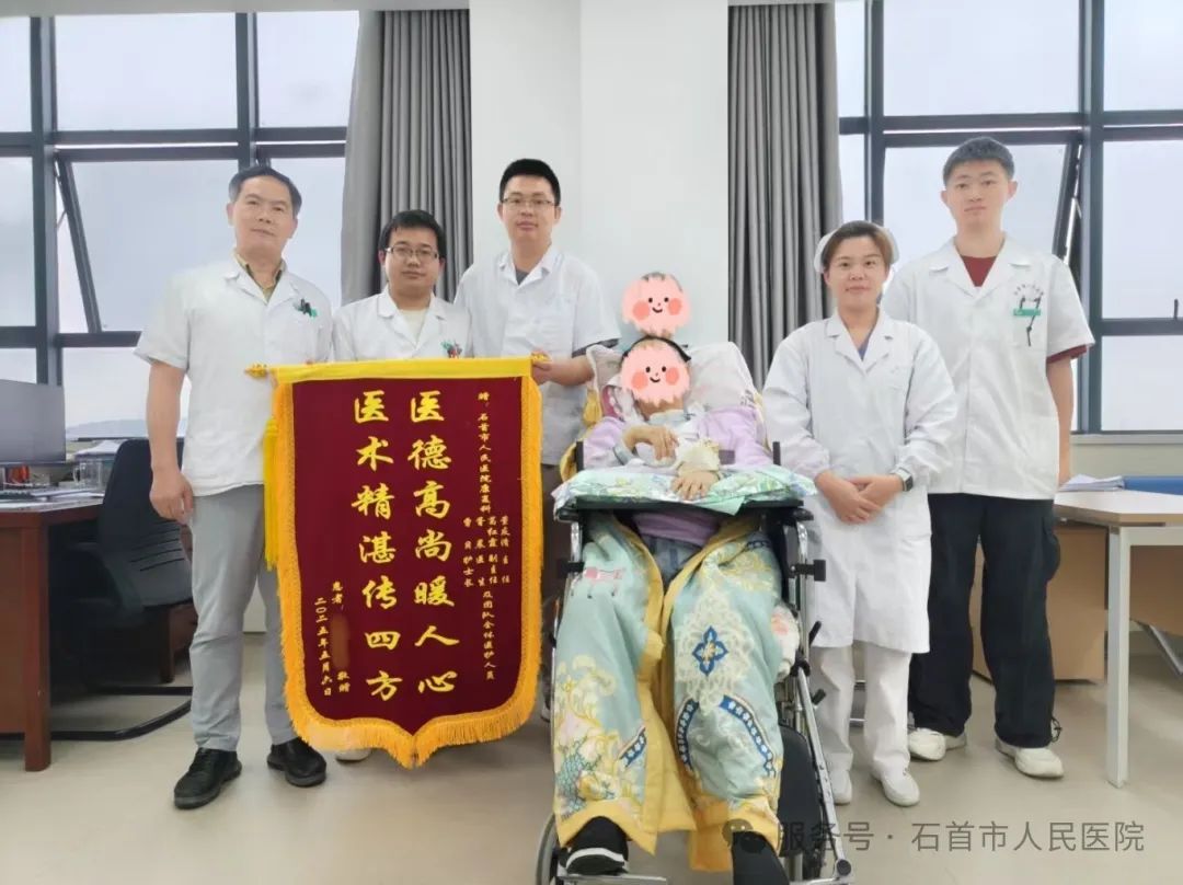 双倍认可!康复医学科和眼科各获两面致谢锦旗 双倍认可!康复医学科和眼科各获两面致谢锦旗