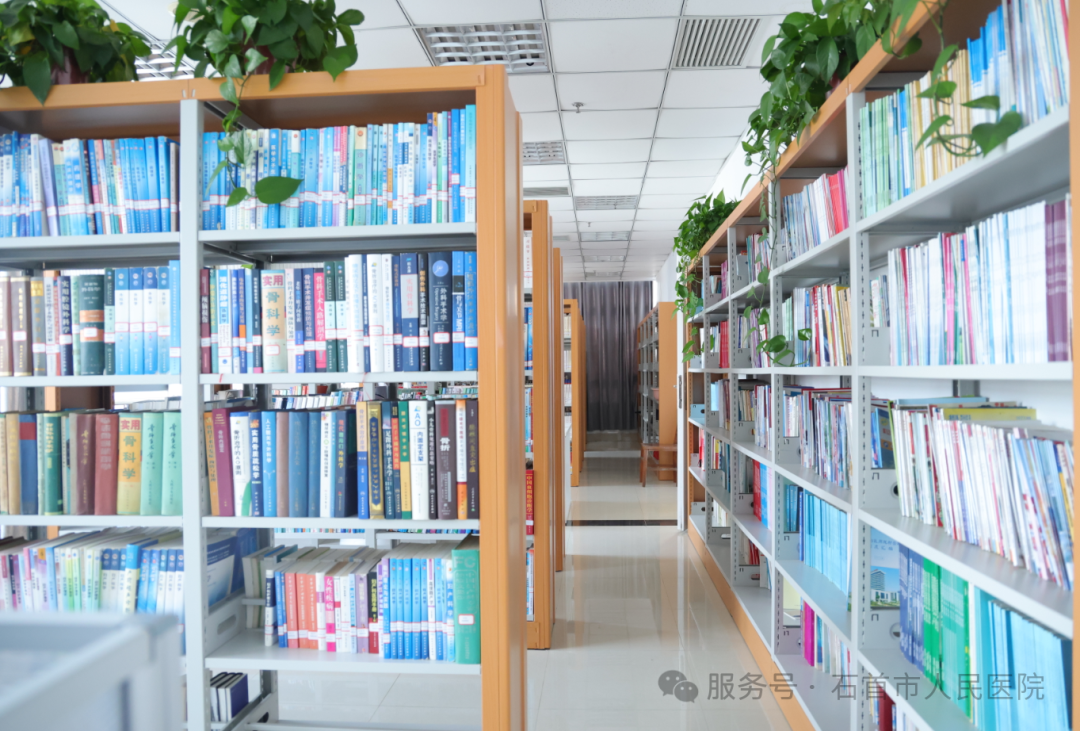 薪火相传守初心 杏林春暖润后学——石首市人民医院退休专家捐赠珍贵医学典籍